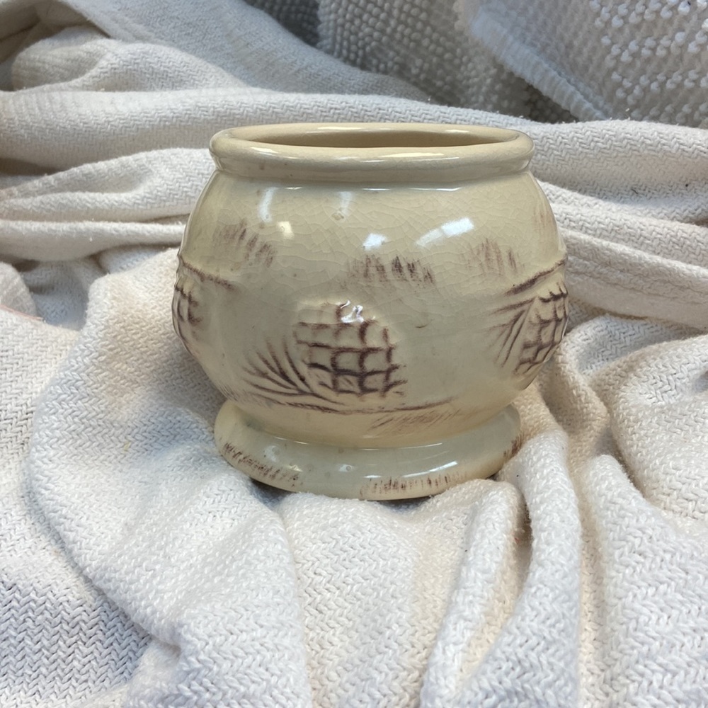 Tasia Int’l Co pinecone pattern pottery